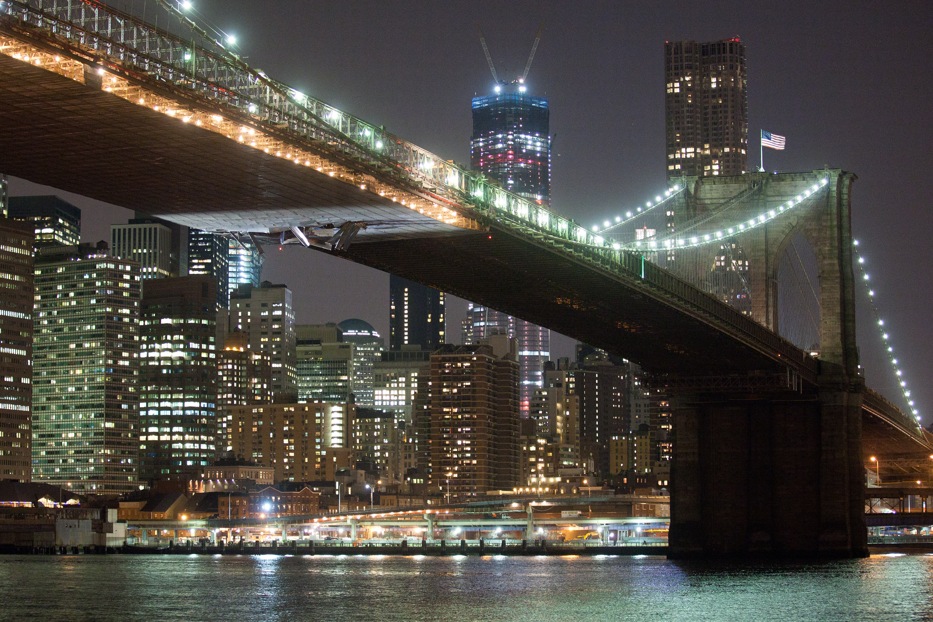 Sujeto armado con un cuchillo muere tras ser abatido por la policía en el puente de Brooklyn