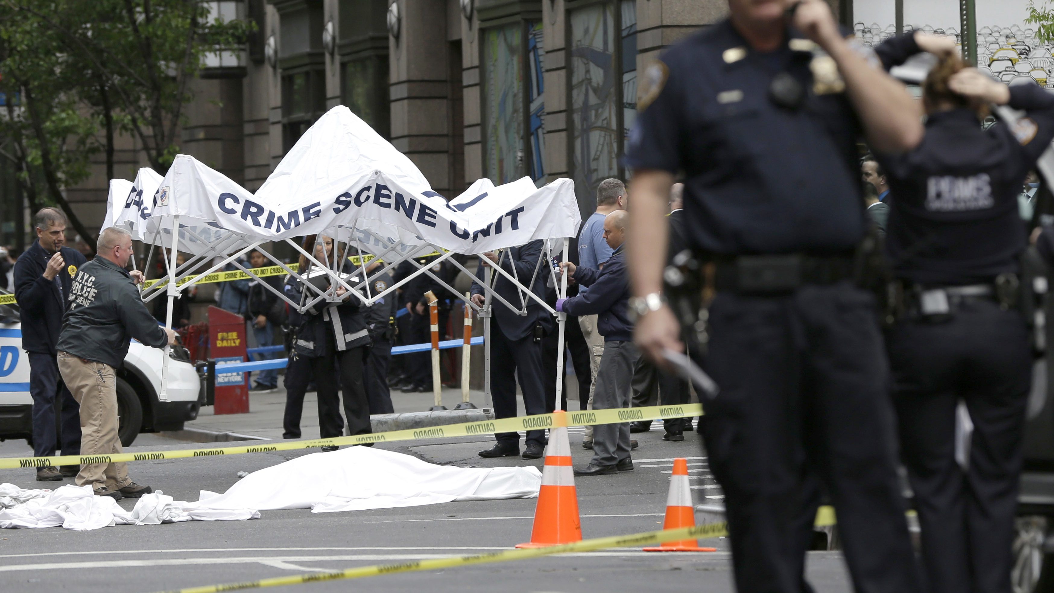 Policía abate a mujer en Times Square tras acuchillar a dos personas en ataque al azar