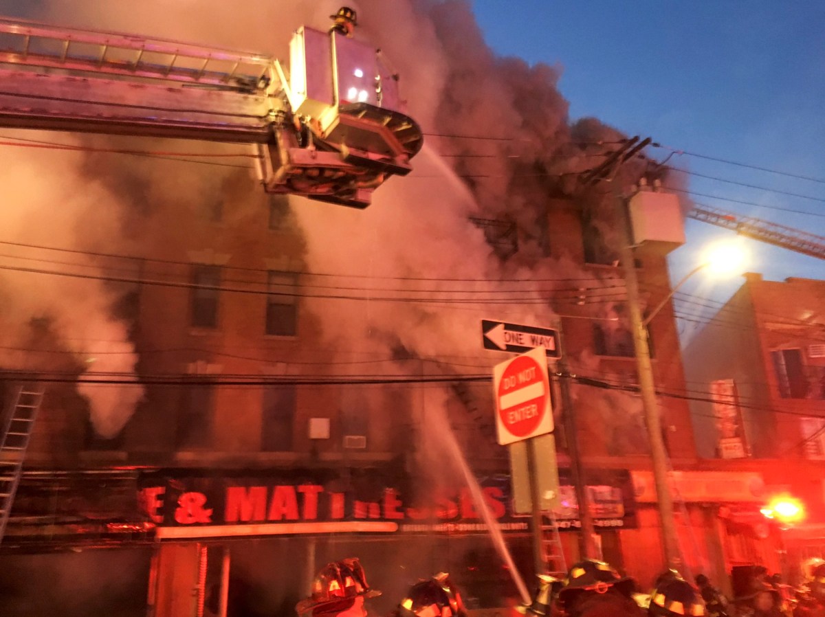 Voraz incendio destruye múltiples comercios y una casa de empeños en Queens