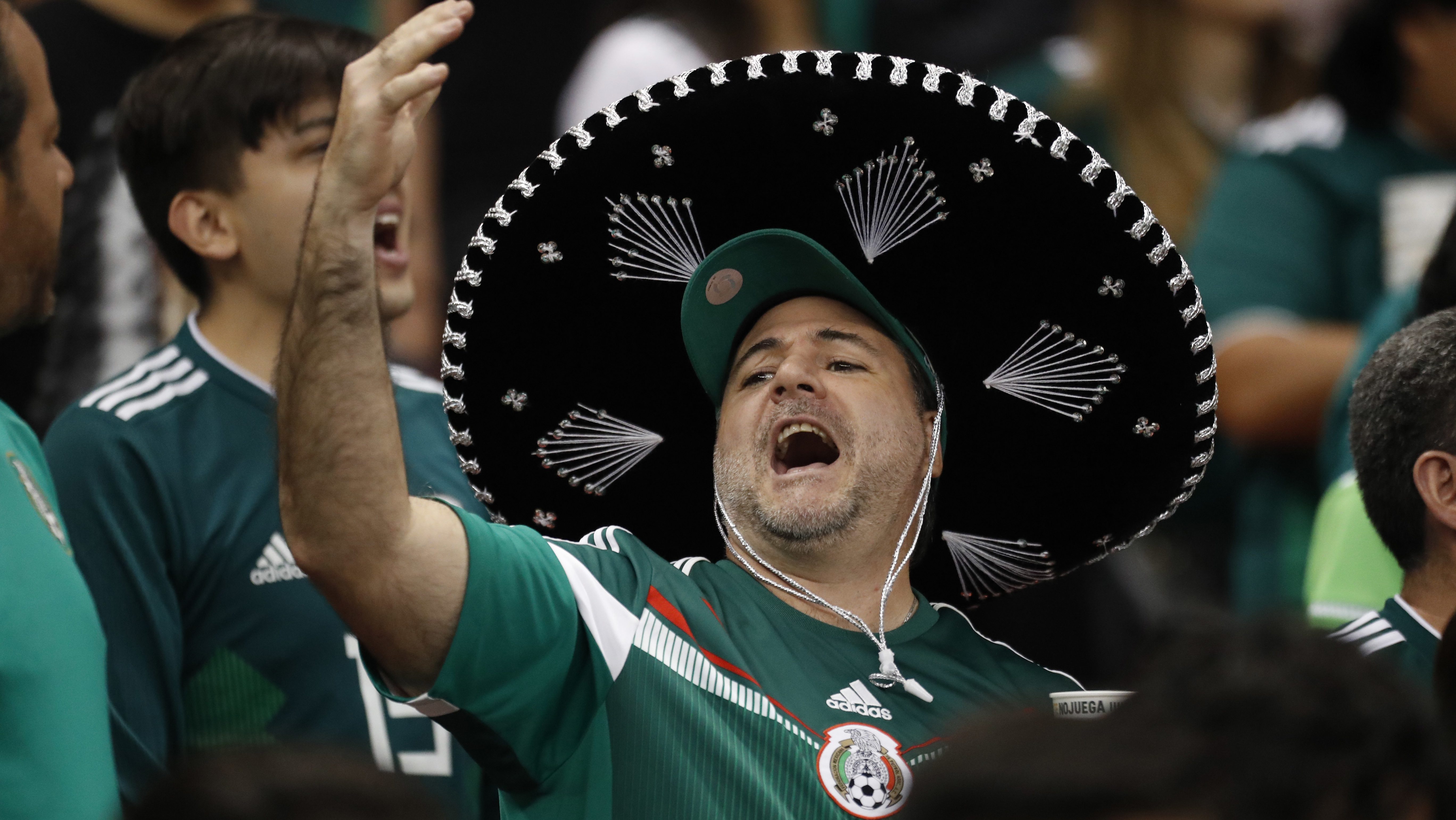 Agreden a fan mexicano en El Salvador y lo obligan a usar la playera salvadoreña