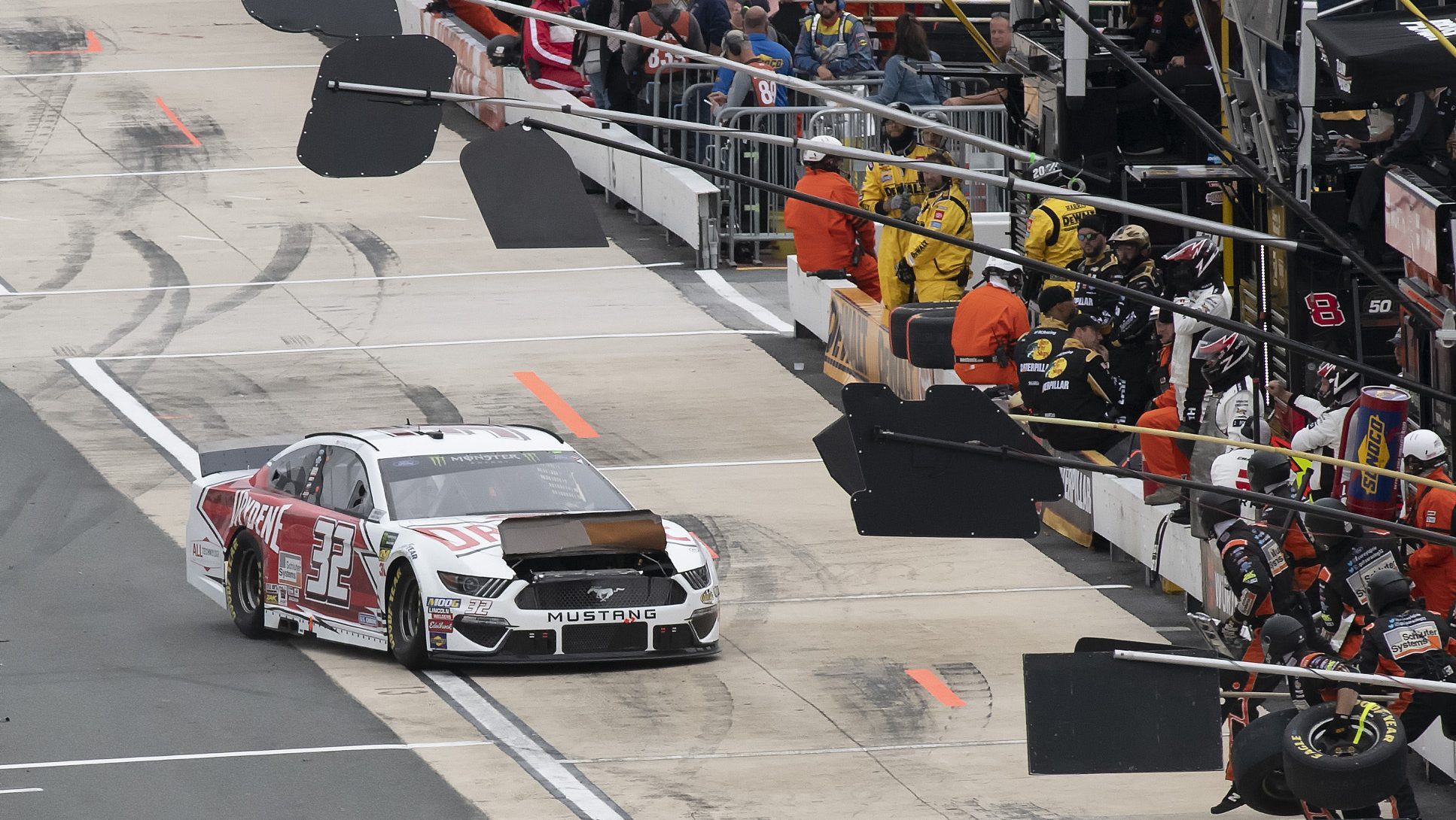 Pilotos de NASCAR protagonizaron violenta pelea a puños en plena pista: "Se me vino encima"