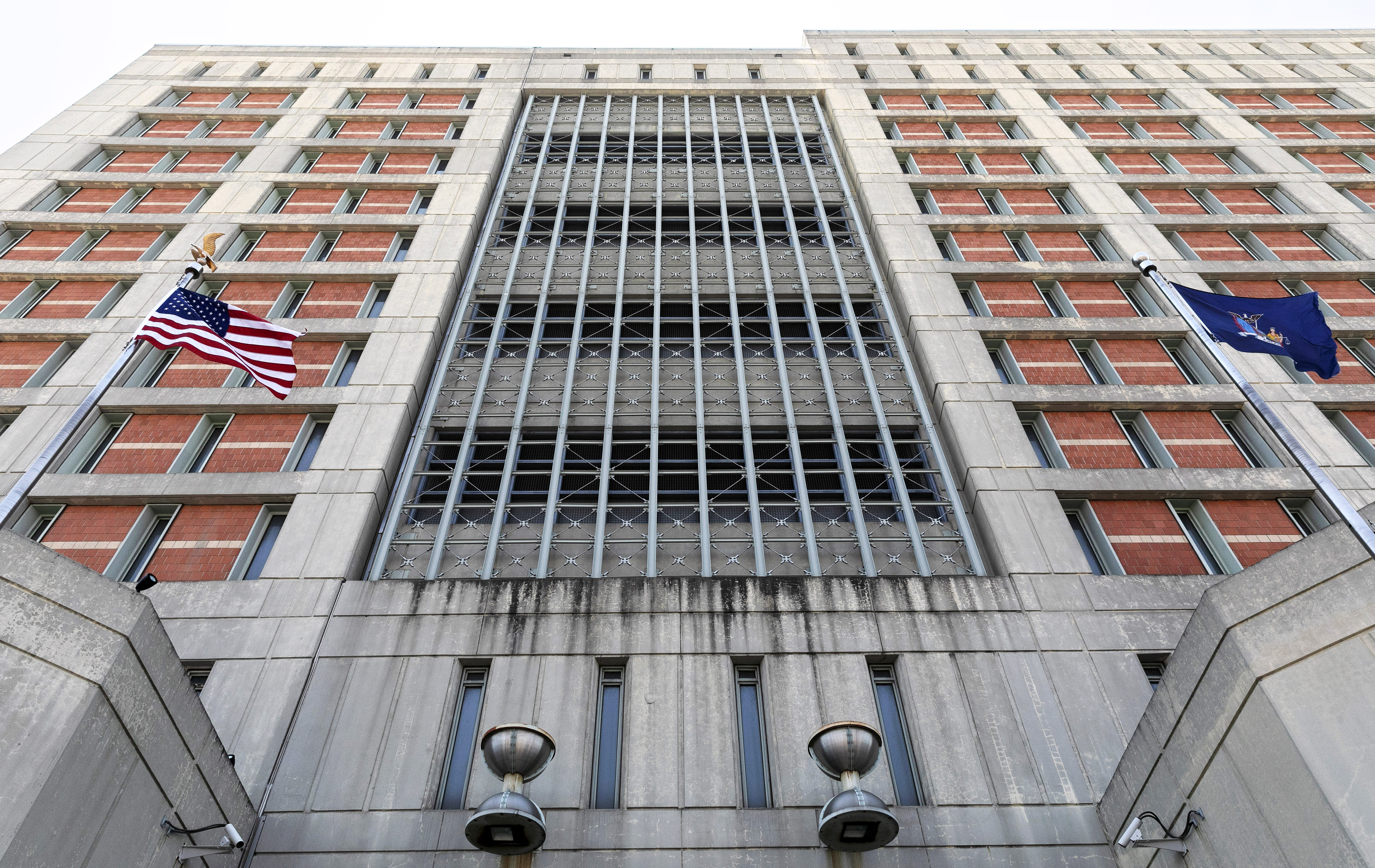 Reclusos del MDC Brooklyn sufren por humo en celdas tras fallo en los botones de emergencia