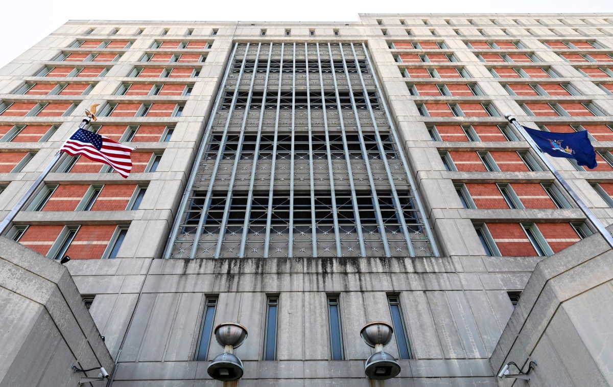 Reclusos del MDC Brooklyn sufren por humo en celdas tras fallo en los botones de emergencia