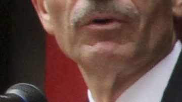 El abrigo y el casco que usó el padre Judge el 11 de septiembre de 2001 fueron donados al museo durante la ceremonia.