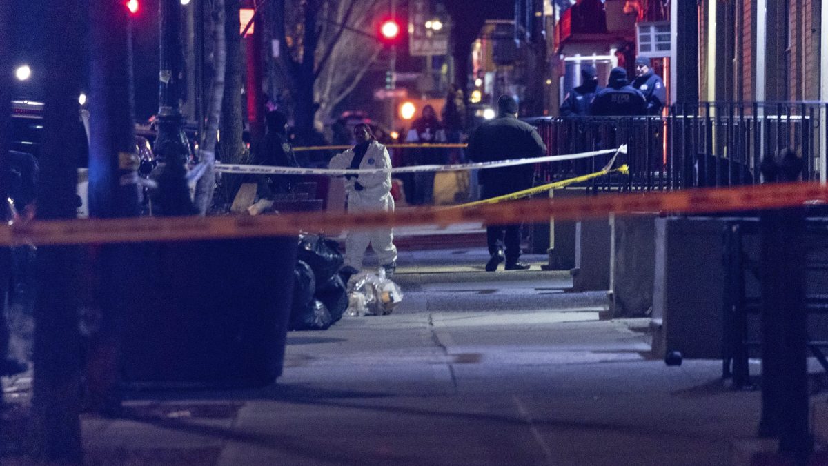 Acusan de homicidio a un hombre tras el hallazgo del cuerpo de su esposa en Brooklyn