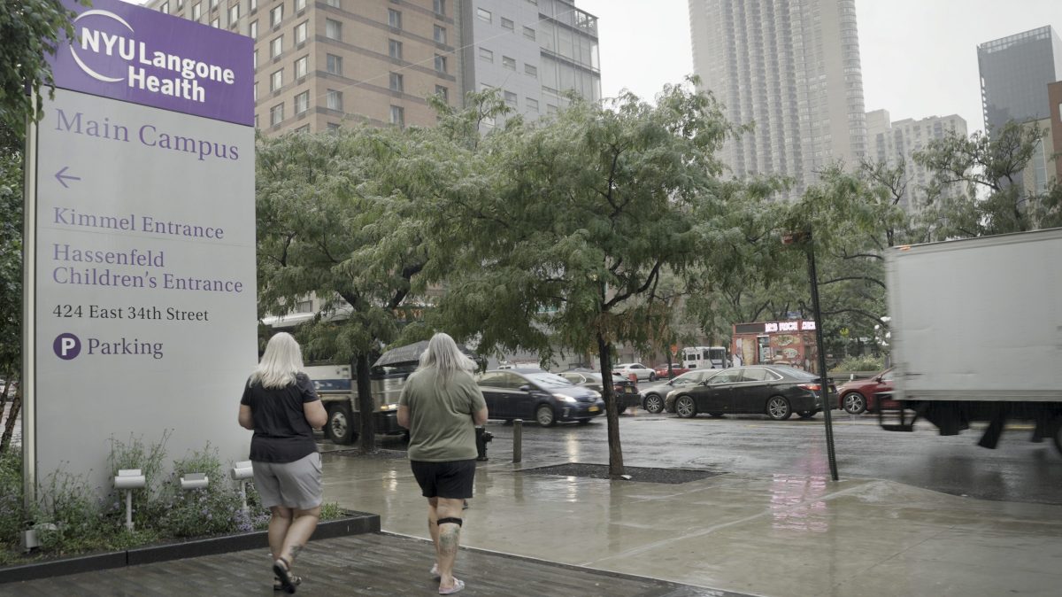 NYU Langone frena la atención a menores trans y paga un millonario acuerdo al gobierno