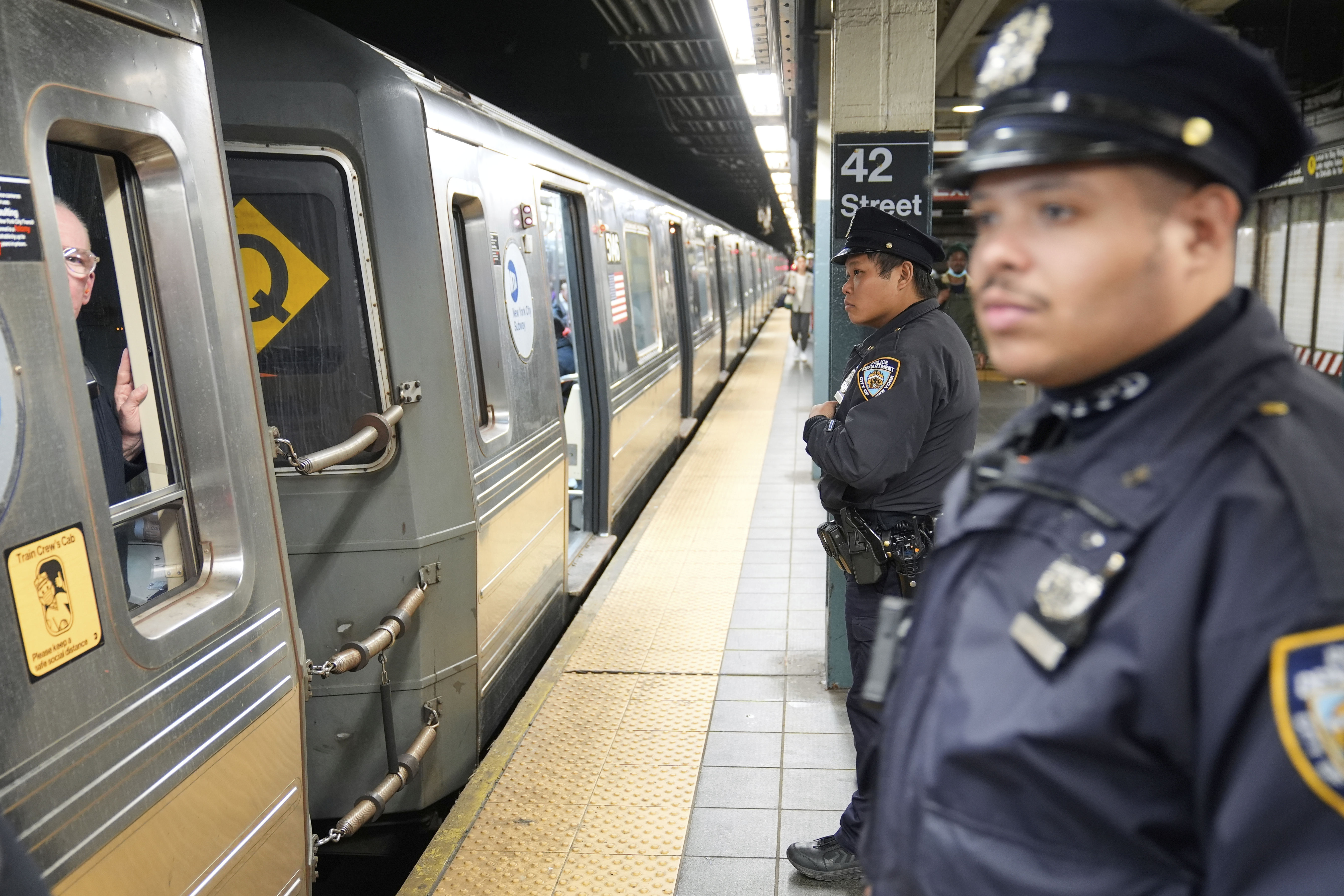 Un pasajero muere al ser arrastrado por un tren en una estación de Brooklyn