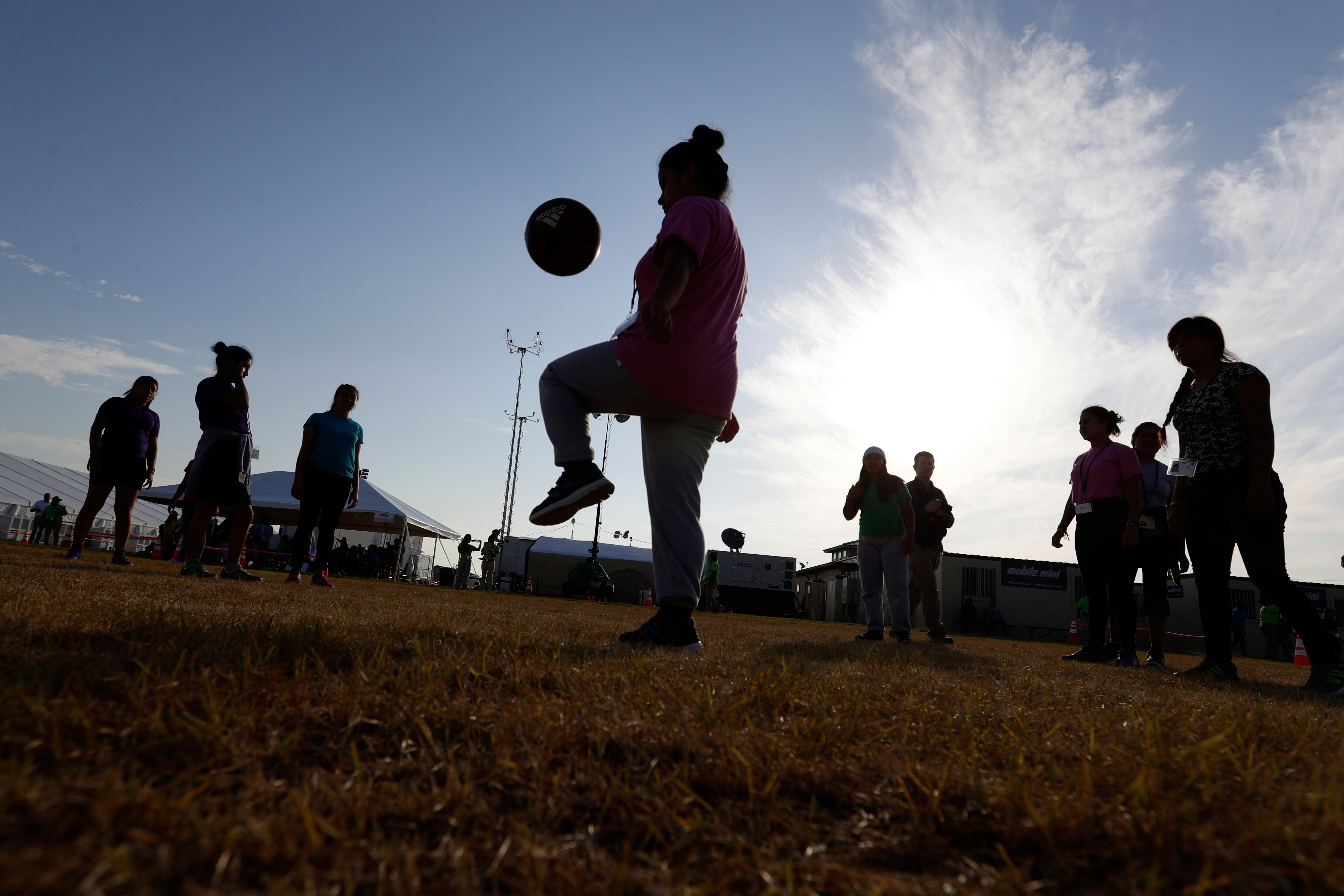Demócratas exigen explicaciones al HHS por contratos de defensa legal para niños migrantes