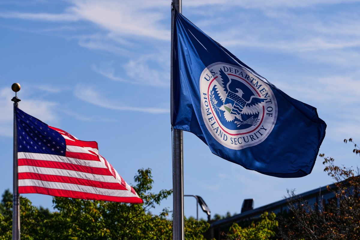 DHS responde a María Elvira Salazar: ICE mantendrá deportaciones “le guste o no”