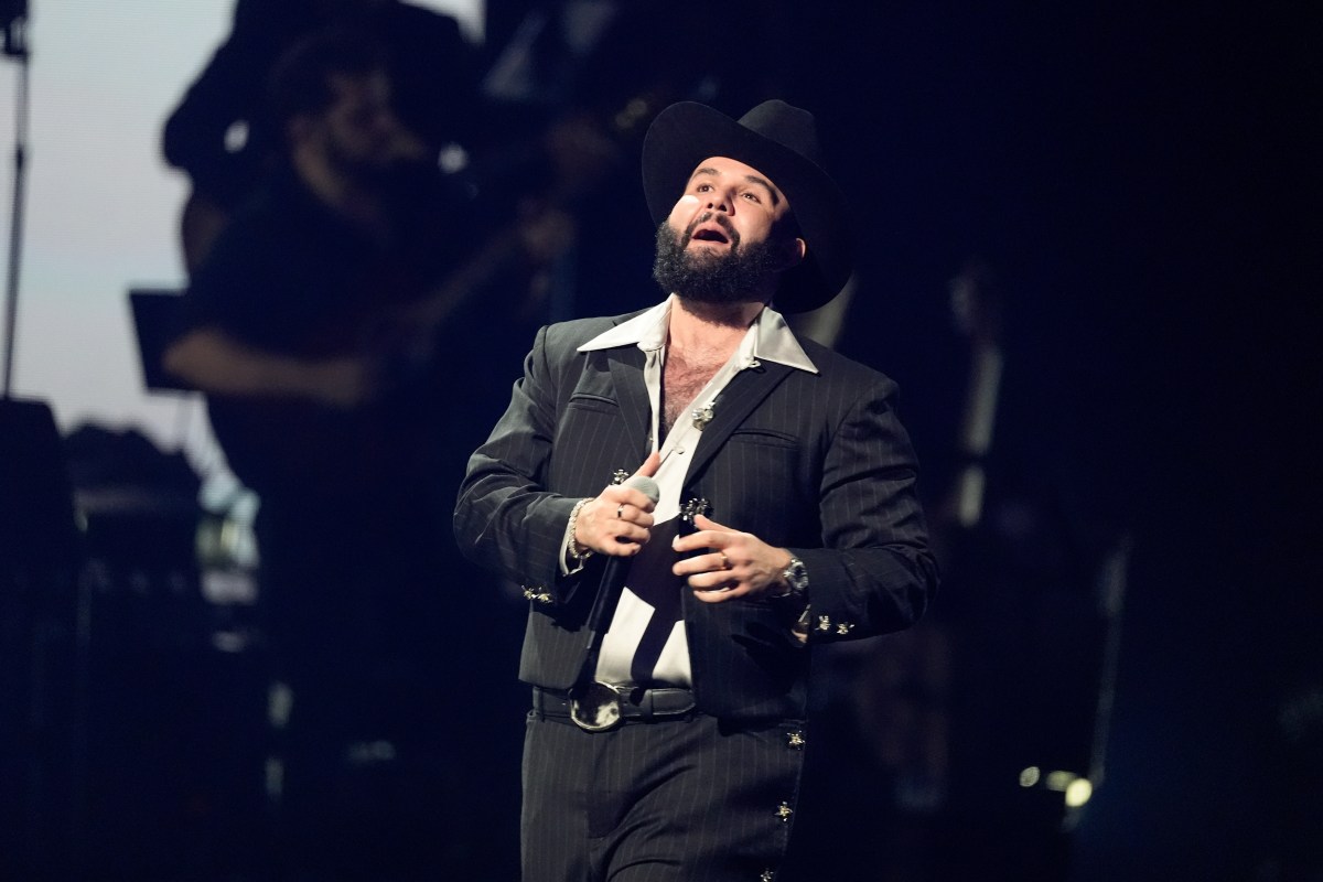 Pareja de Carín León lo defiende de las críticas tras cancelar su show en Las Vegas