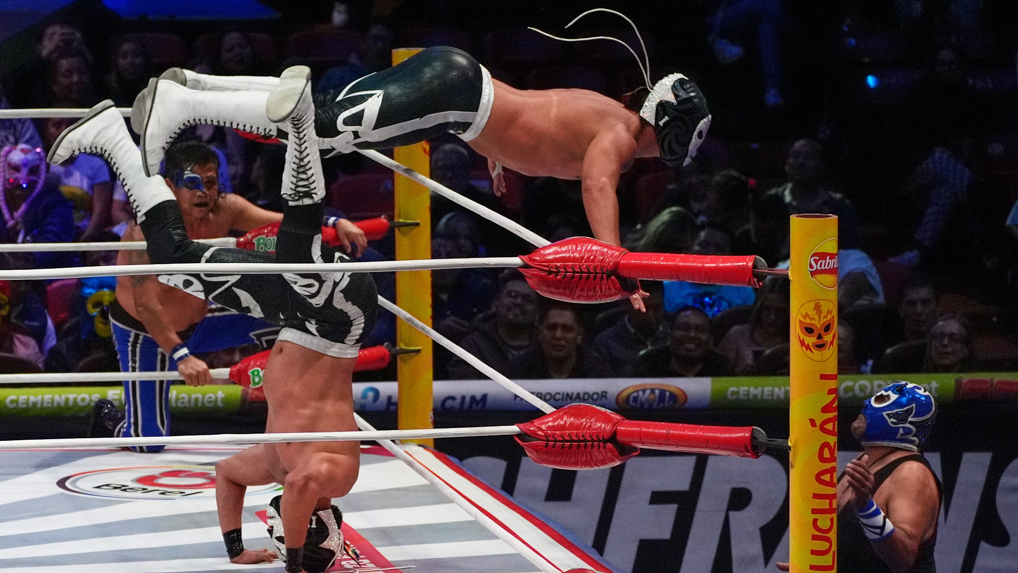 Luchador terminó en el hospital por impactante lesión en el pie tras quedar enganchado con las cuerdas del ring
