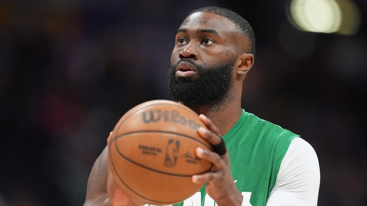 Estrella de la NBA, Jaylen Brown debutó como boxeador en Nigeria
