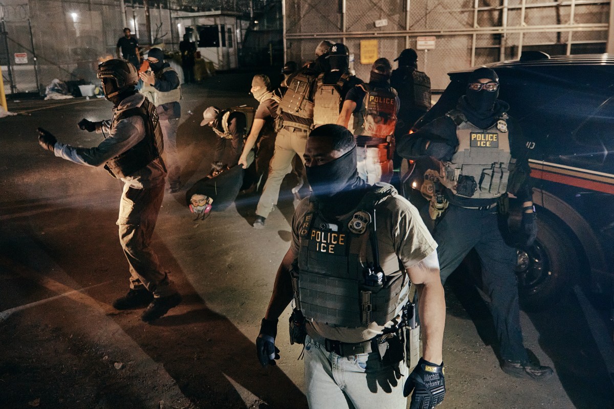 ICE oculta ubicación de miles de detenidos con orden final de deportación, según informes