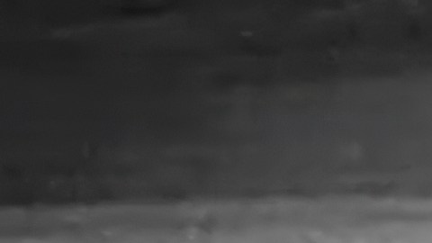 Esta imagen, extraída de un video difundido por el Comando Central de Estados Unidos, muestra una explosión en la base naval de Bandar Abbas, Irán.