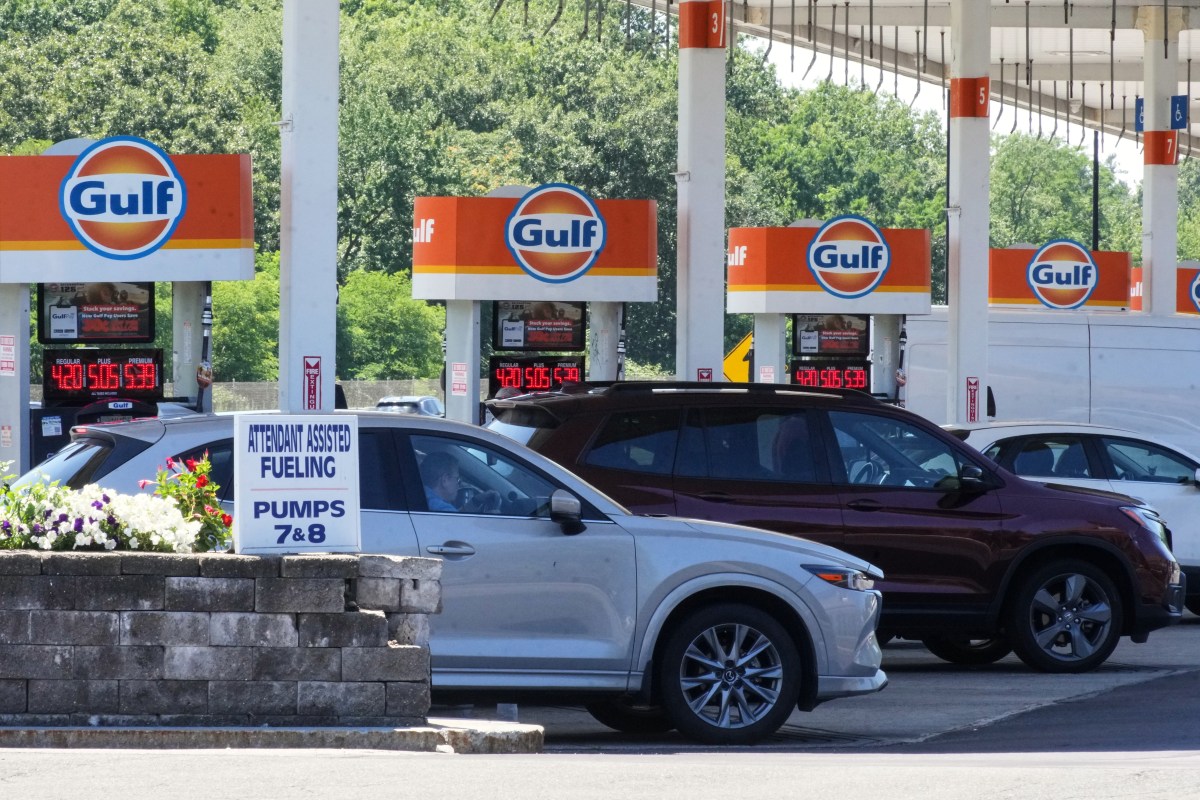 Arabia Saudita cierra un oleoducto clave y crece el riesgo de que la gasolina suba a $5 en EE.UU.