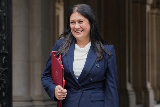 Lisa Nandy, secretaria de Estado de Digitalización, Cultura, Medios de Comunicación y Deporte del Reino Unido. (Foto AP/Kirsty Wigglesworth).