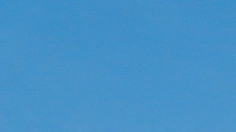 Una persona se refresca en una fuente en el centro de Los Ángeles, el miércoles 26 de agosto de 2026.
