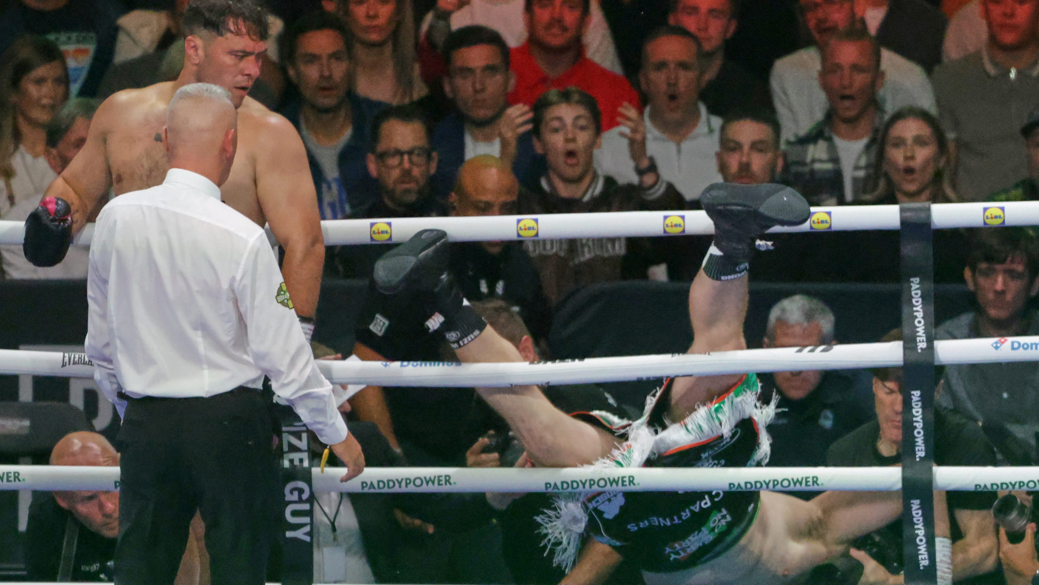 Golpe a la nuca expulsa a boxeador del ring y deja la pelea sin decisión en apenas 82 segundos