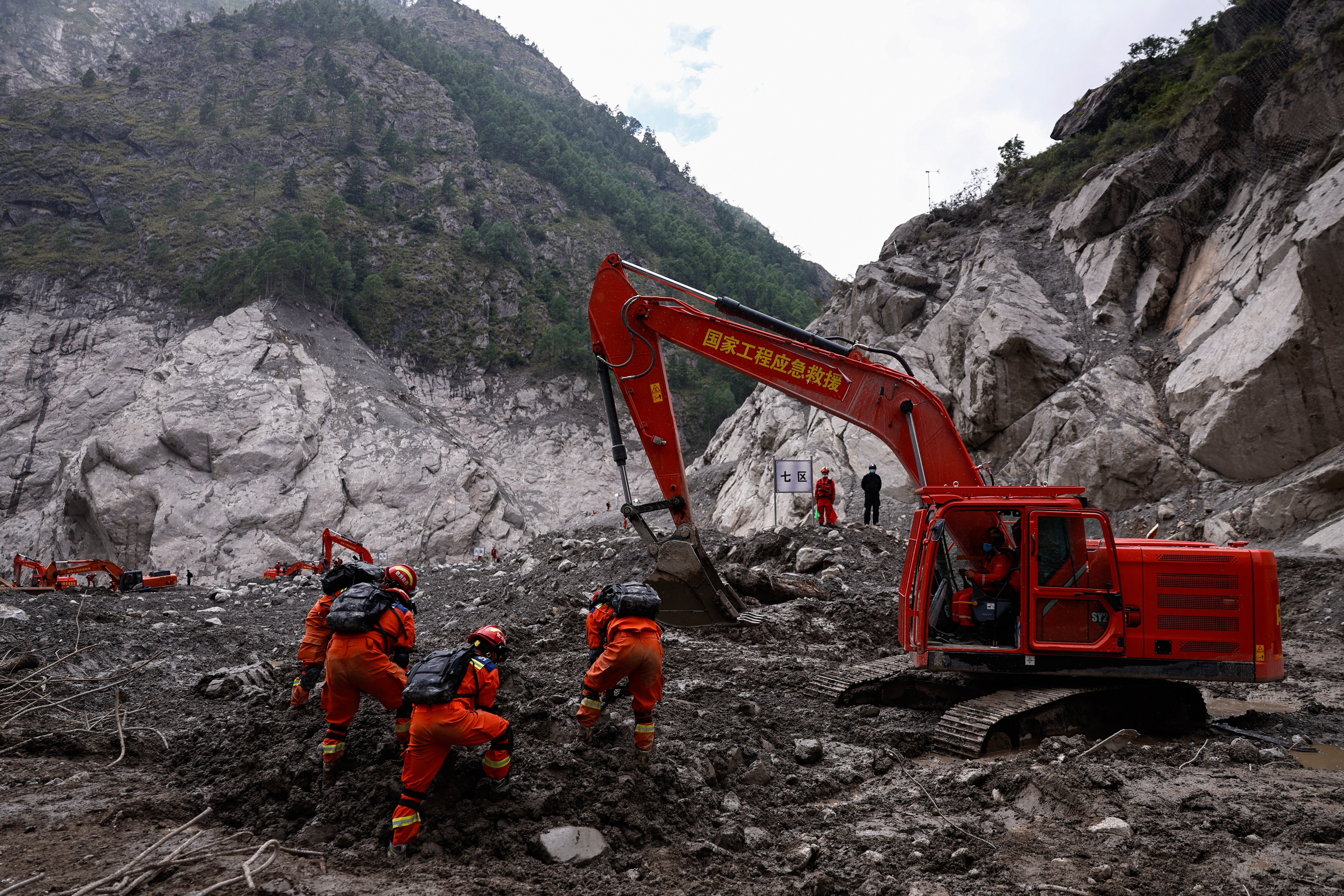 Nepal y China reportan casi 1,400 muertos tras las devastadoras inundaciones