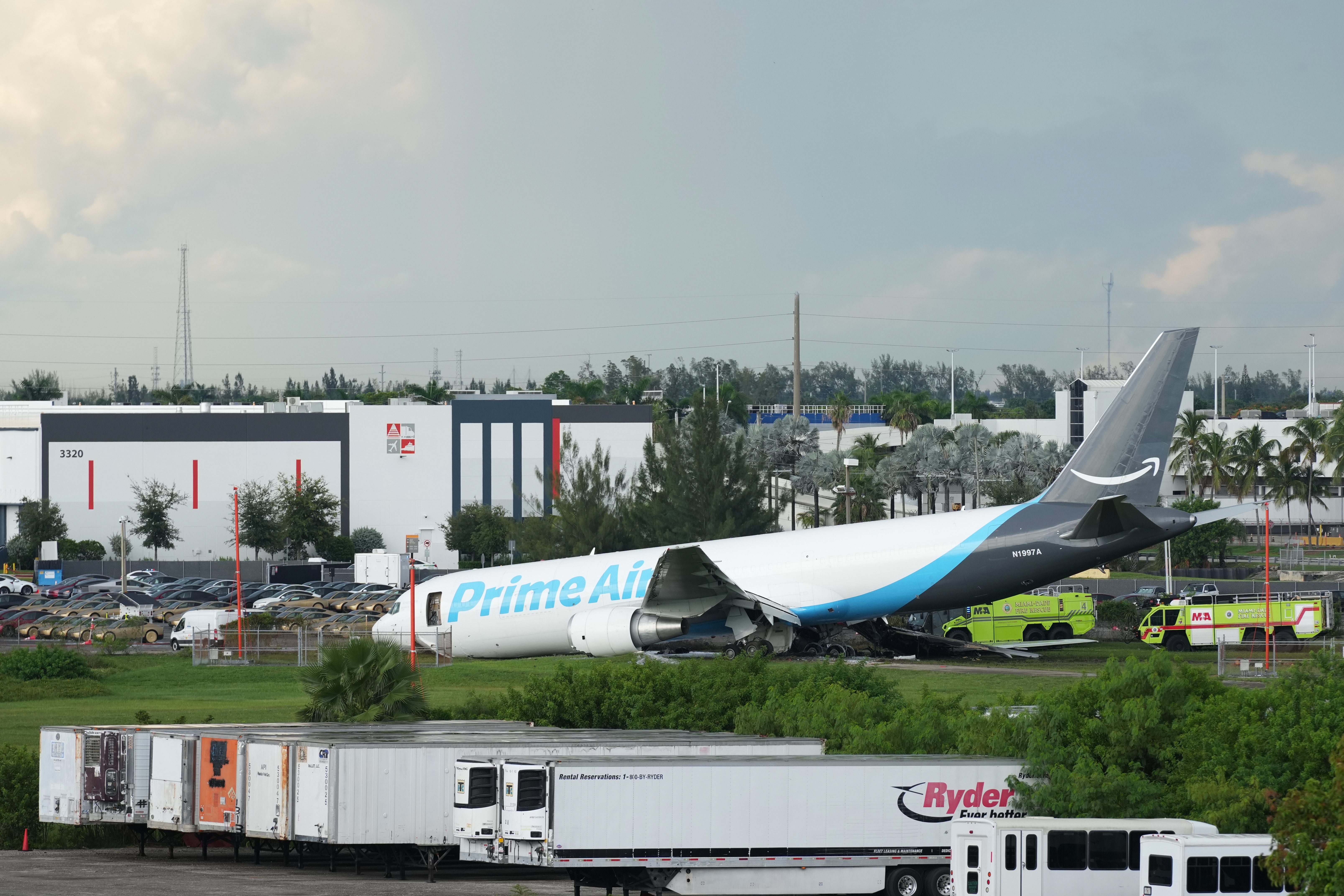 Al menos cinco muertos tras estrellarse un avión de Amazon en el aeropuerto de Miami