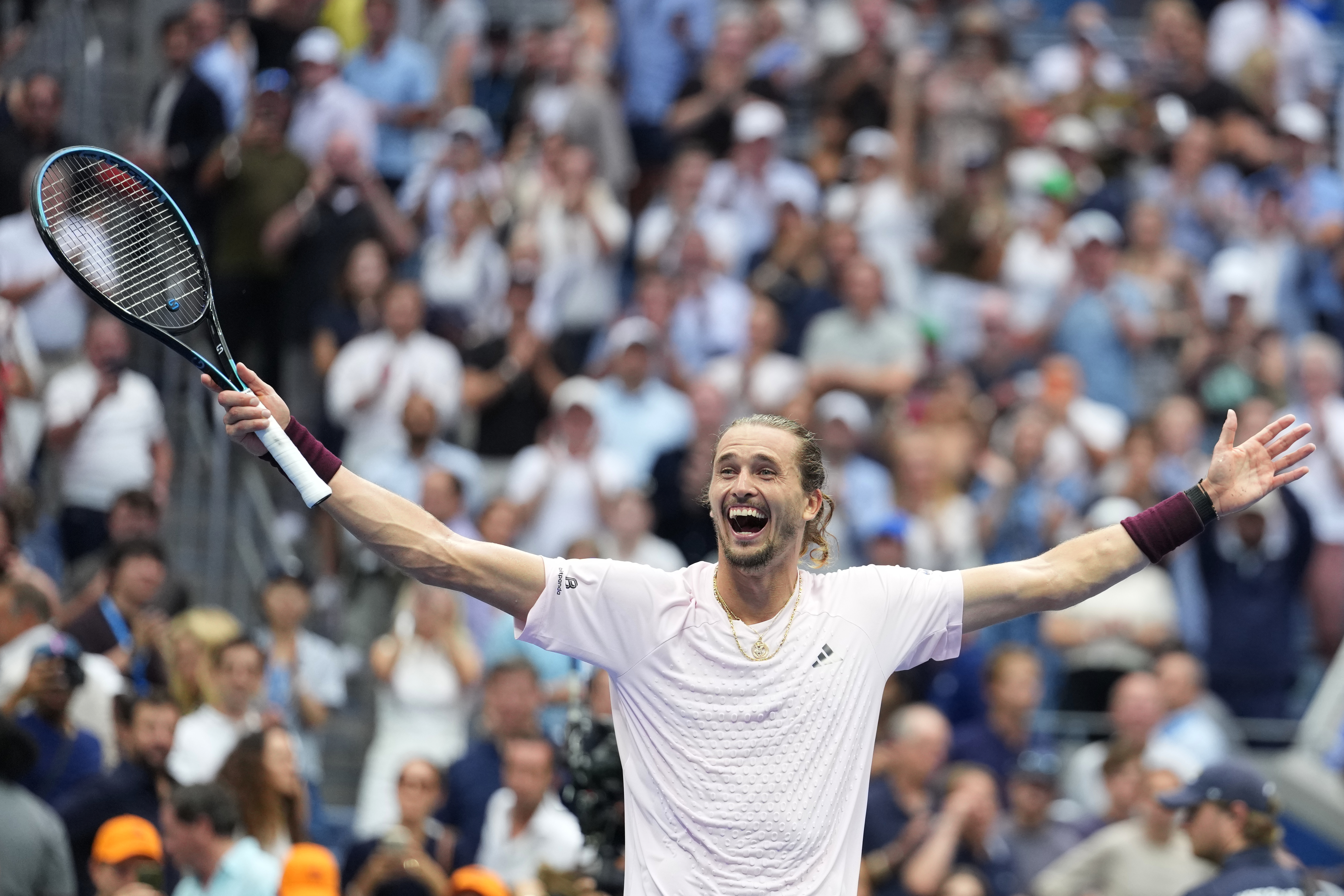 Zverev ríe y celebra tras el último punto, cuando se dio cuenta de que había ganado el partido.