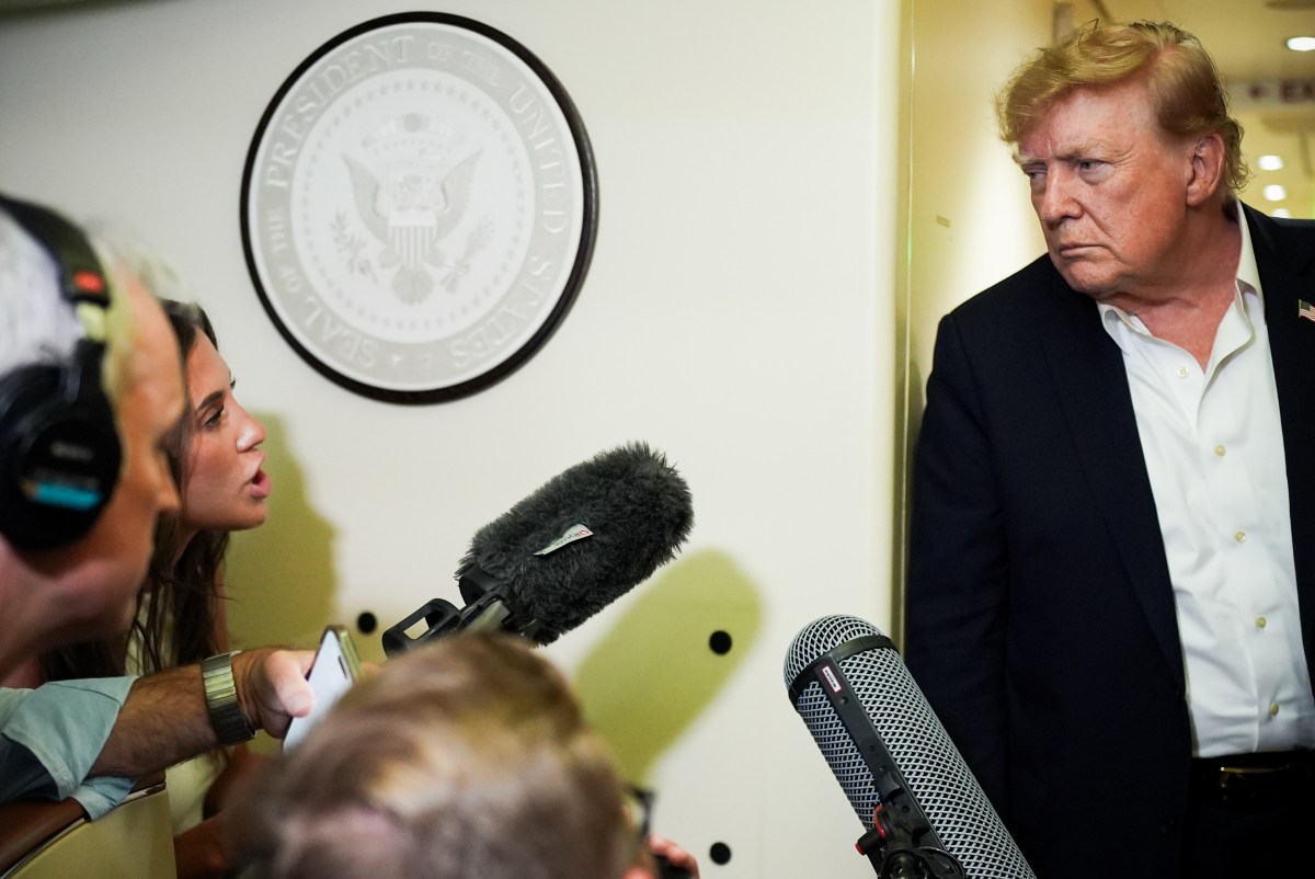 Trump arremete contra jueces de la Corte Suprema que frenaron restricciones sobre el voto por correo