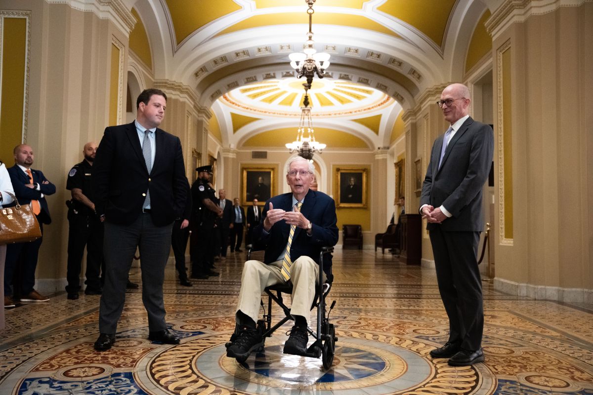 McConnell regresa al Senado tras tres meses de ausencia por problemas de salud