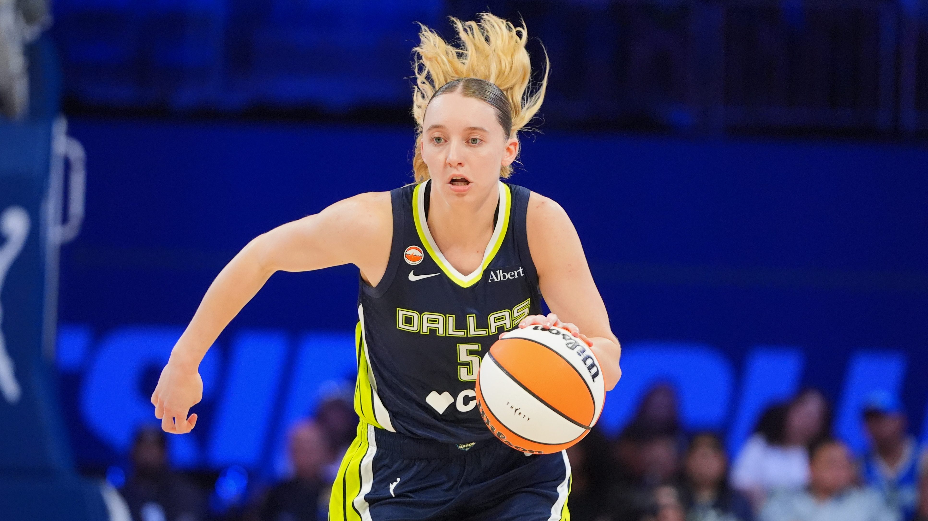 Sale a la luz video de policía apuntando con un taser a Paige Bueckers, estrella de la WNBA