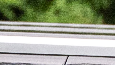El presidente Donald Trump habla por teléfono al salir de su club de golf Trump National, el domingo 20 de septiembre de 2026, en Sterling, Virginia.