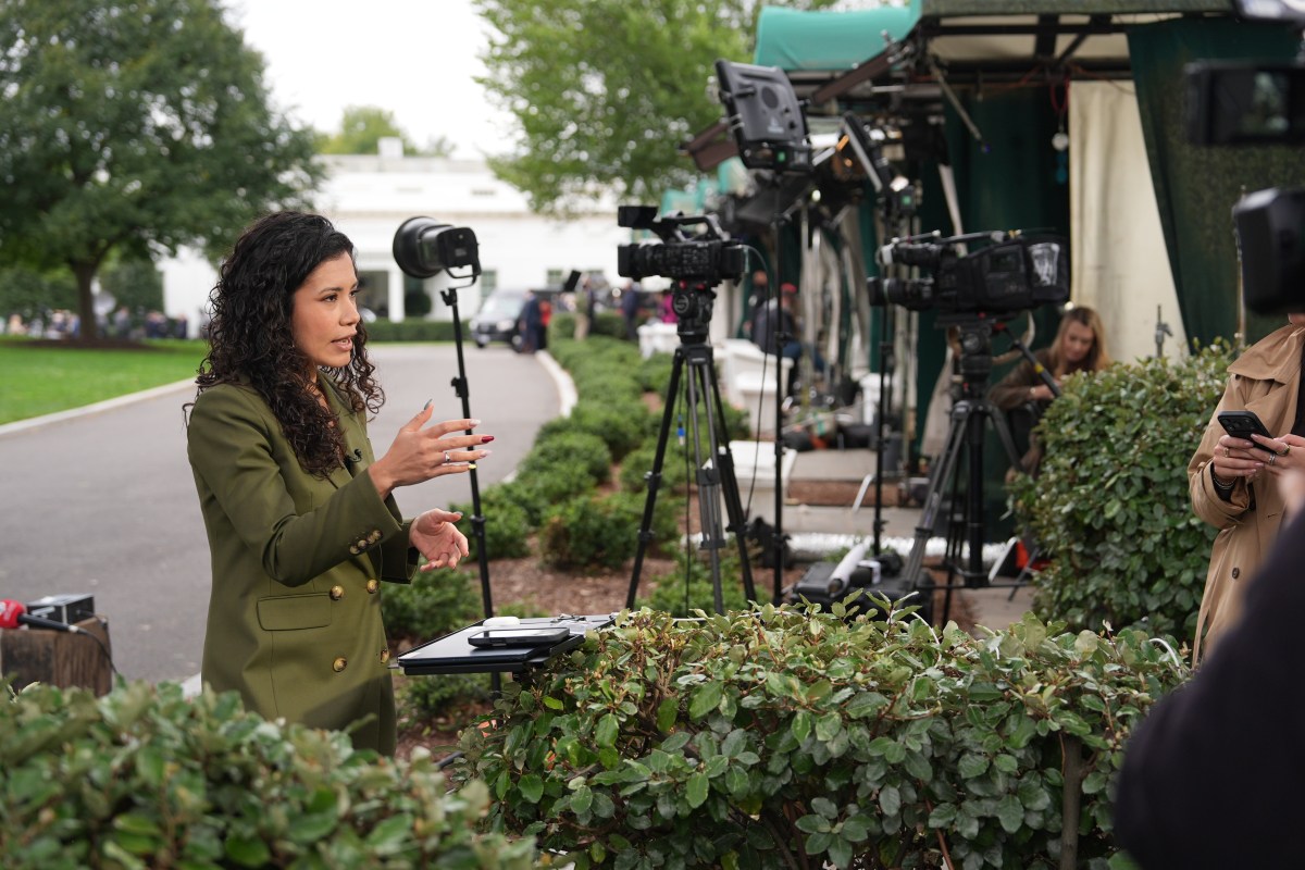 Periodistas de CNN y MS NOW logran ingresar a la Casa Blanca tras orden del juez