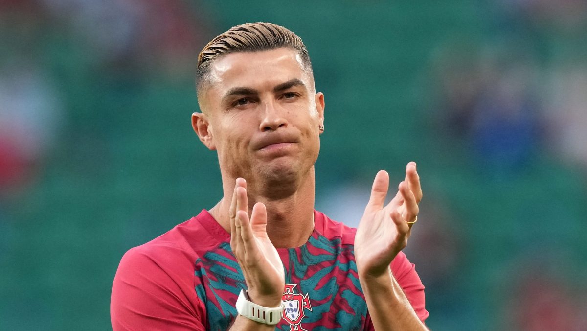 Cristiano Ronaldo se salta el cerco de seguridad para fotografiarse con dos niñas