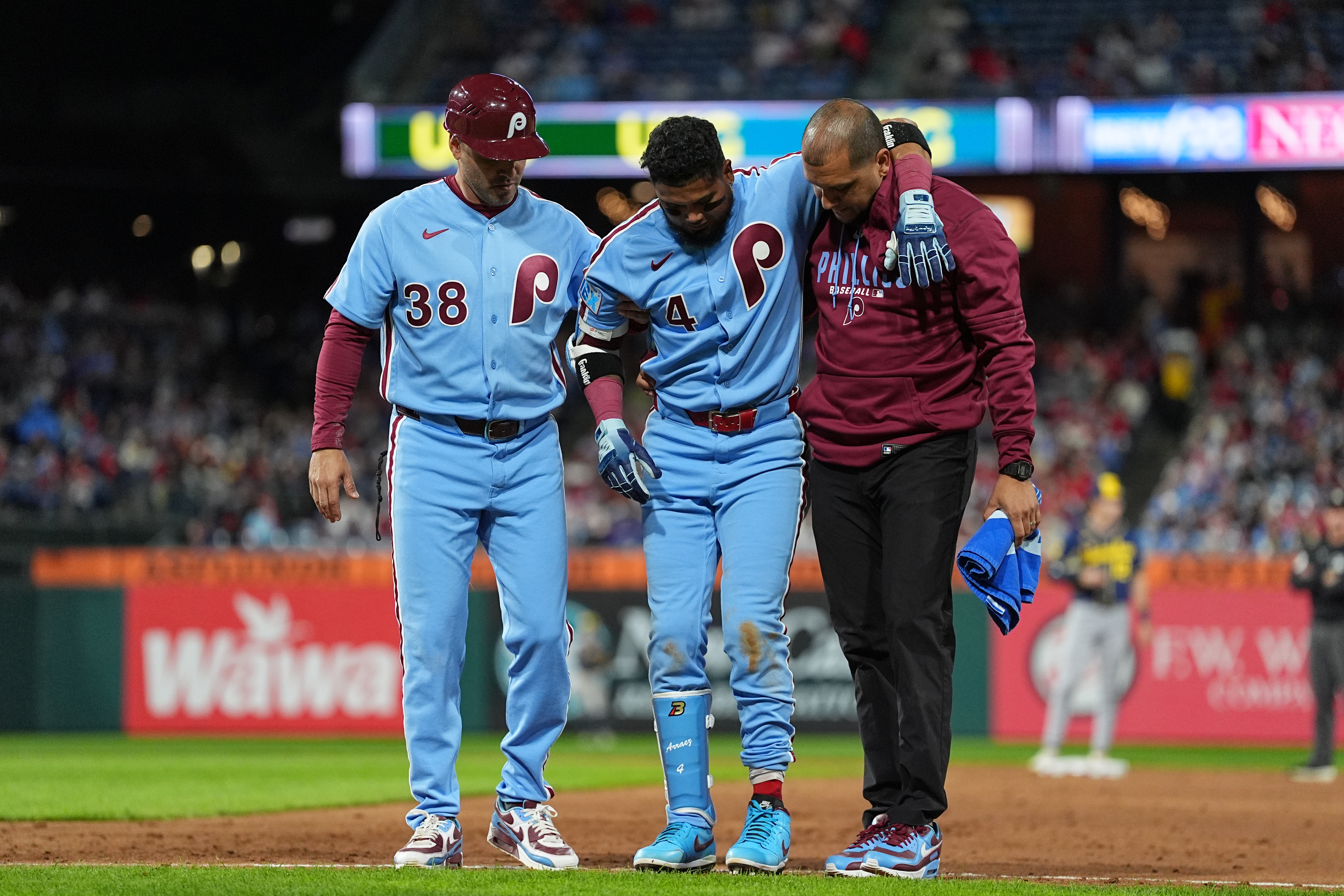 Luis Arráez sufre lesión en su tobillo y los Phillies aún sin asegurar los playoffs