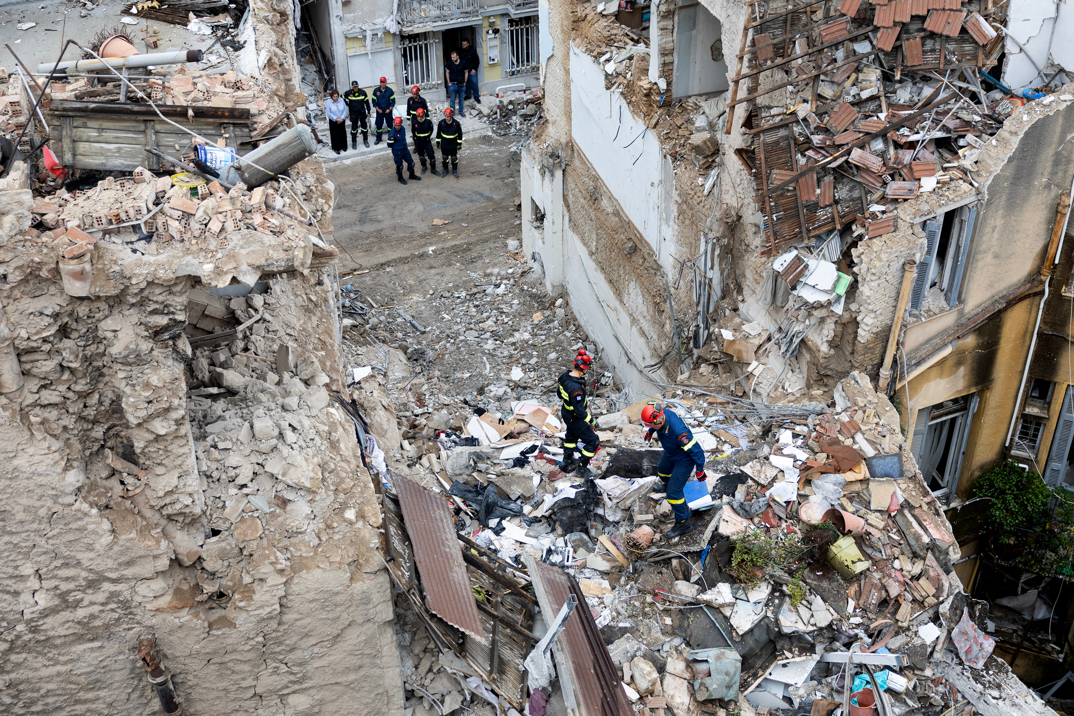 Al menos cuatro estadounidenses mueren tras derrumbe de un edificio en Grecia