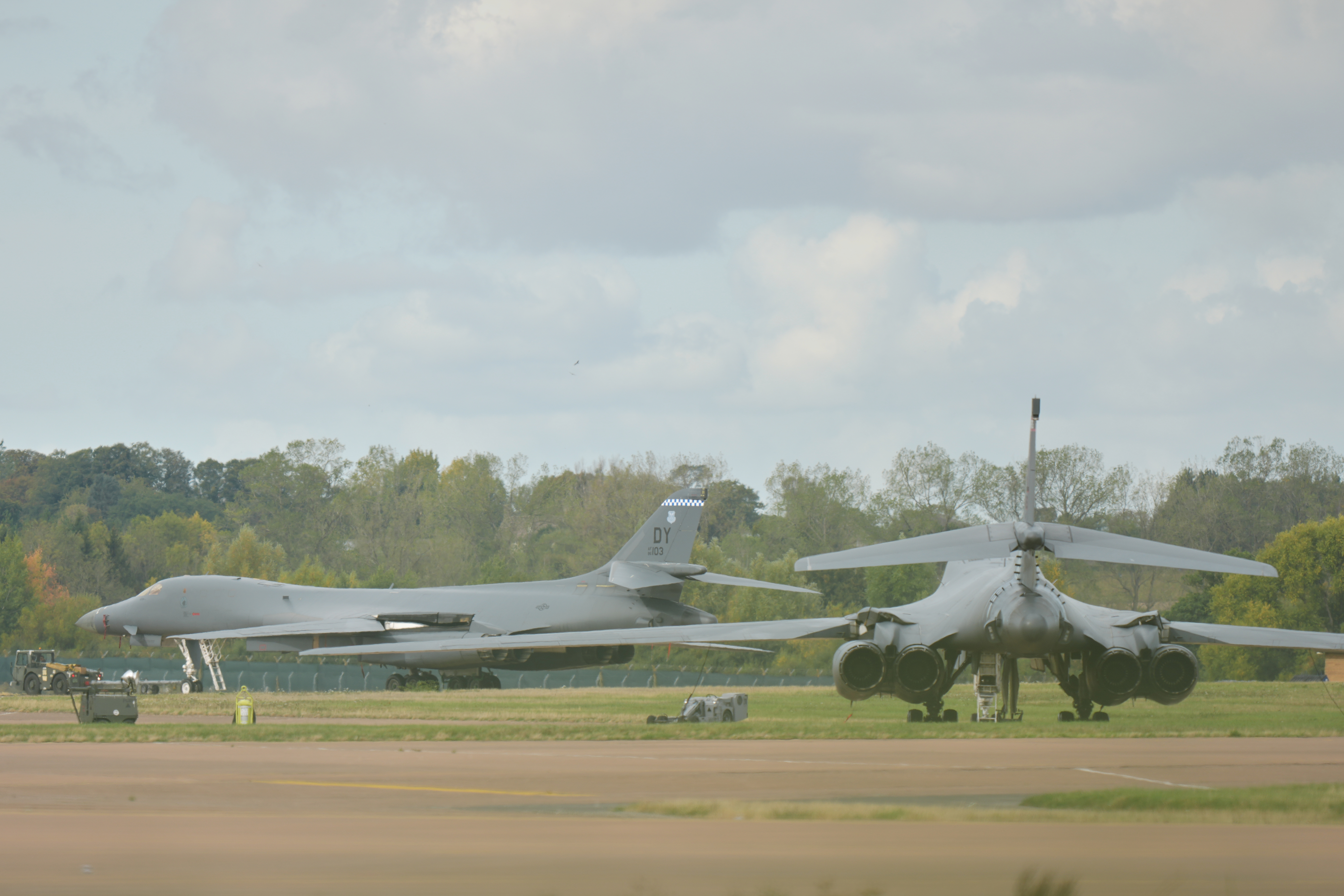 Liberan bajo fianza a sospechosos de terrorismo cerca de base aérea británica utilizada por EE.UU.