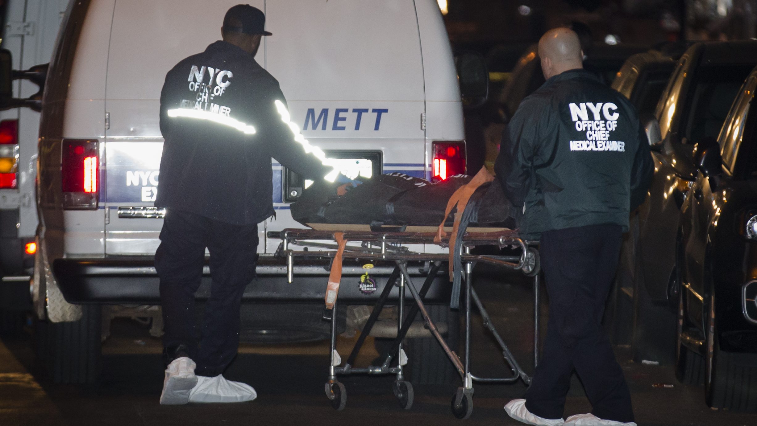 Hallan sin vida a una mujer apuñalada en un inmueble abandonado de Queens