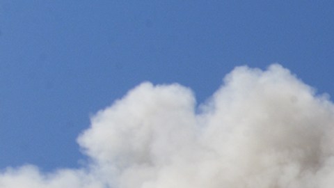 Esta foto de archivo del 11 de septiembre de 2001 muestra el humo que se eleva de las Torres Gemelas del World Trade Center en llamas tras el impacto de aviones secuestrados contra ellas, en la ciudad de Nueva York.