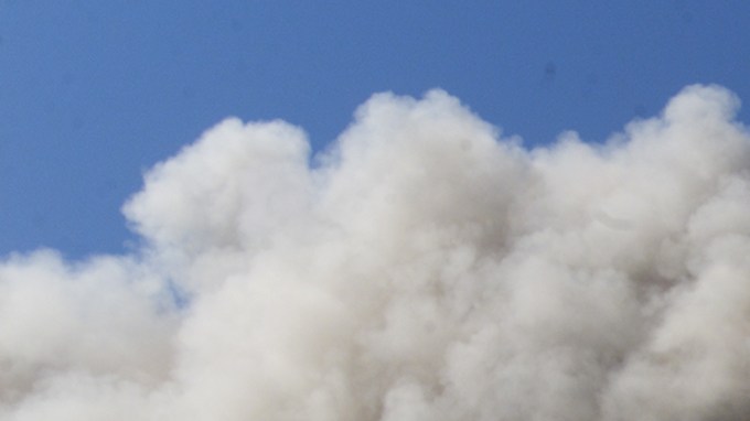 Esta foto de archivo del 11 de septiembre de 2001 muestra el humo que se eleva de las Torres Gemelas del World Trade Center en llamas tras el impacto de aviones secuestrados contra ellas, en la ciudad de Nueva York.