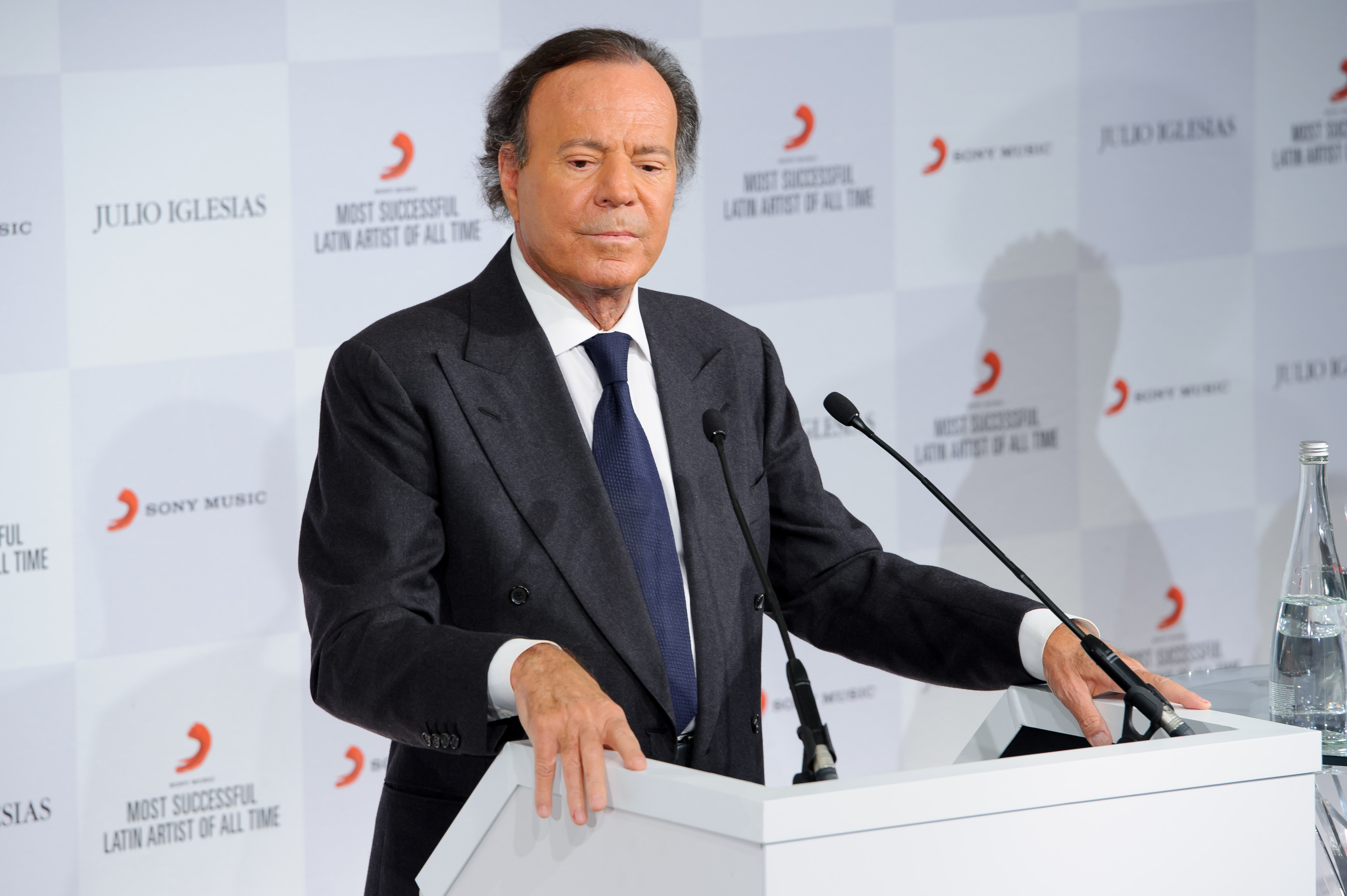 Dos exempleadas vuelven a demandar a Julio Iglesias