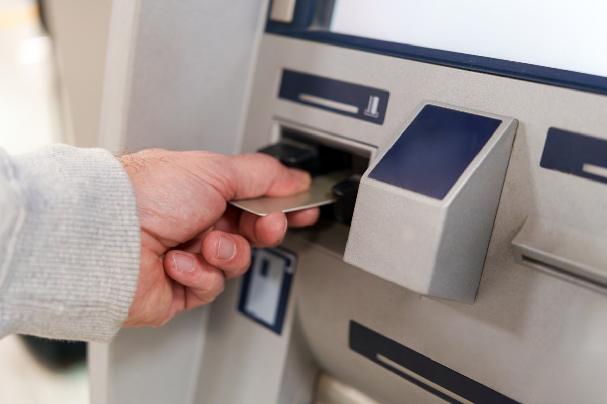 Indocumentados sacan su dinero de los bancos por temor a controles migratorios y pierden acceso al crédito