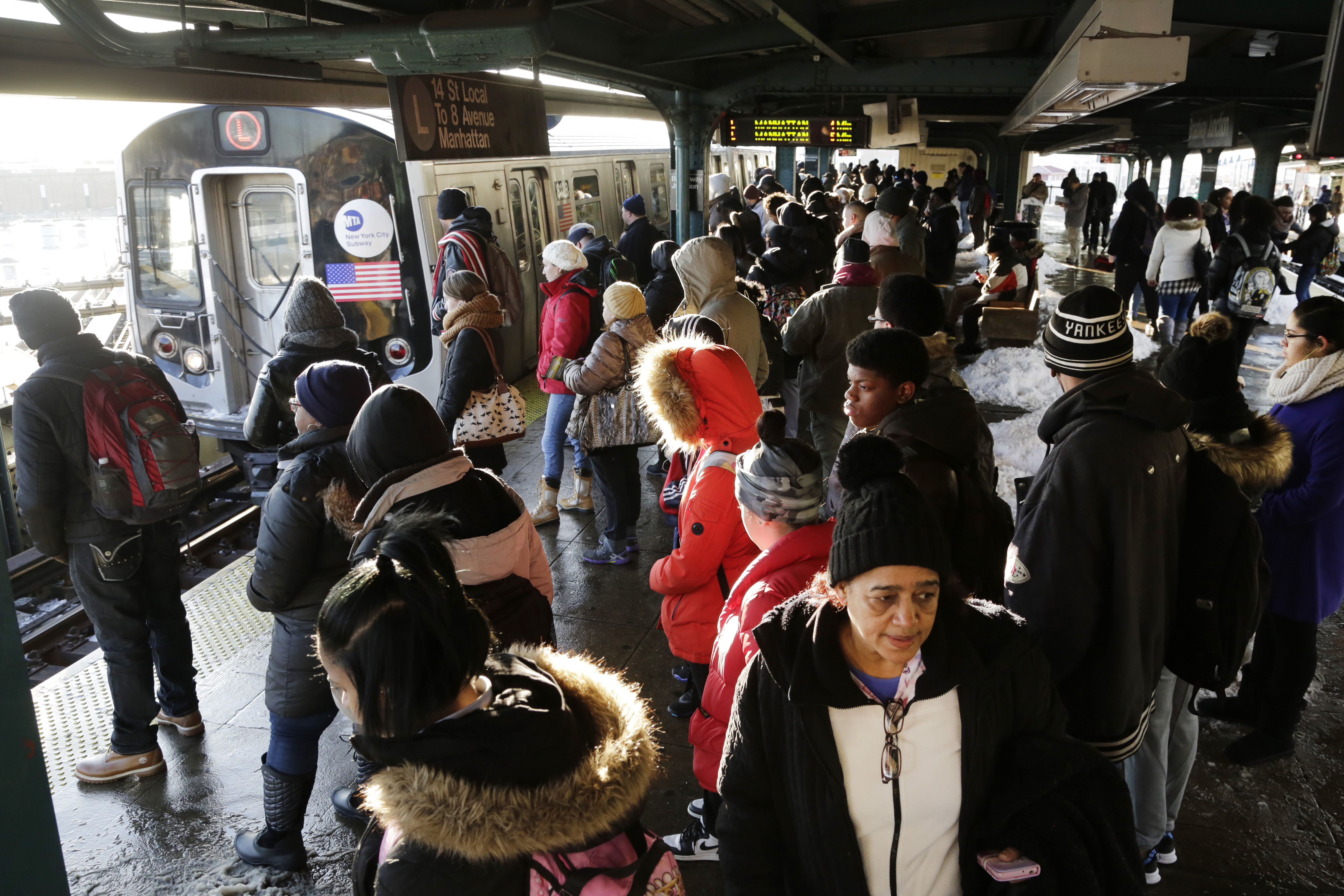 Alarma en el metro de NYC: mujer intenta llevarse a una niña de 6 años y el NYPD la busca