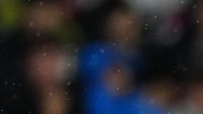El delantero del Racing Juan Carlos Arana (i) lucha con Andreas Christensen, del Barcelona, en el partido de la sexta jornada de LaLiga que FC Barcelona y Racing de Santander disputan hoy miércoles en el Camp Nou.