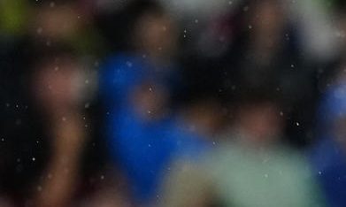 El delantero del Racing Juan Carlos Arana (i) lucha con Andreas Christensen, del Barcelona, en el partido de la sexta jornada de LaLiga que FC Barcelona y Racing de Santander disputan hoy miércoles en el Camp Nou.