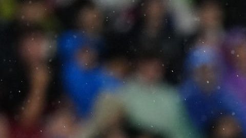 El delantero del Racing Juan Carlos Arana (i) lucha con Andreas Christensen, del Barcelona, en el partido de la sexta jornada de LaLiga que FC Barcelona y Racing de Santander disputan hoy miércoles en el Camp Nou.