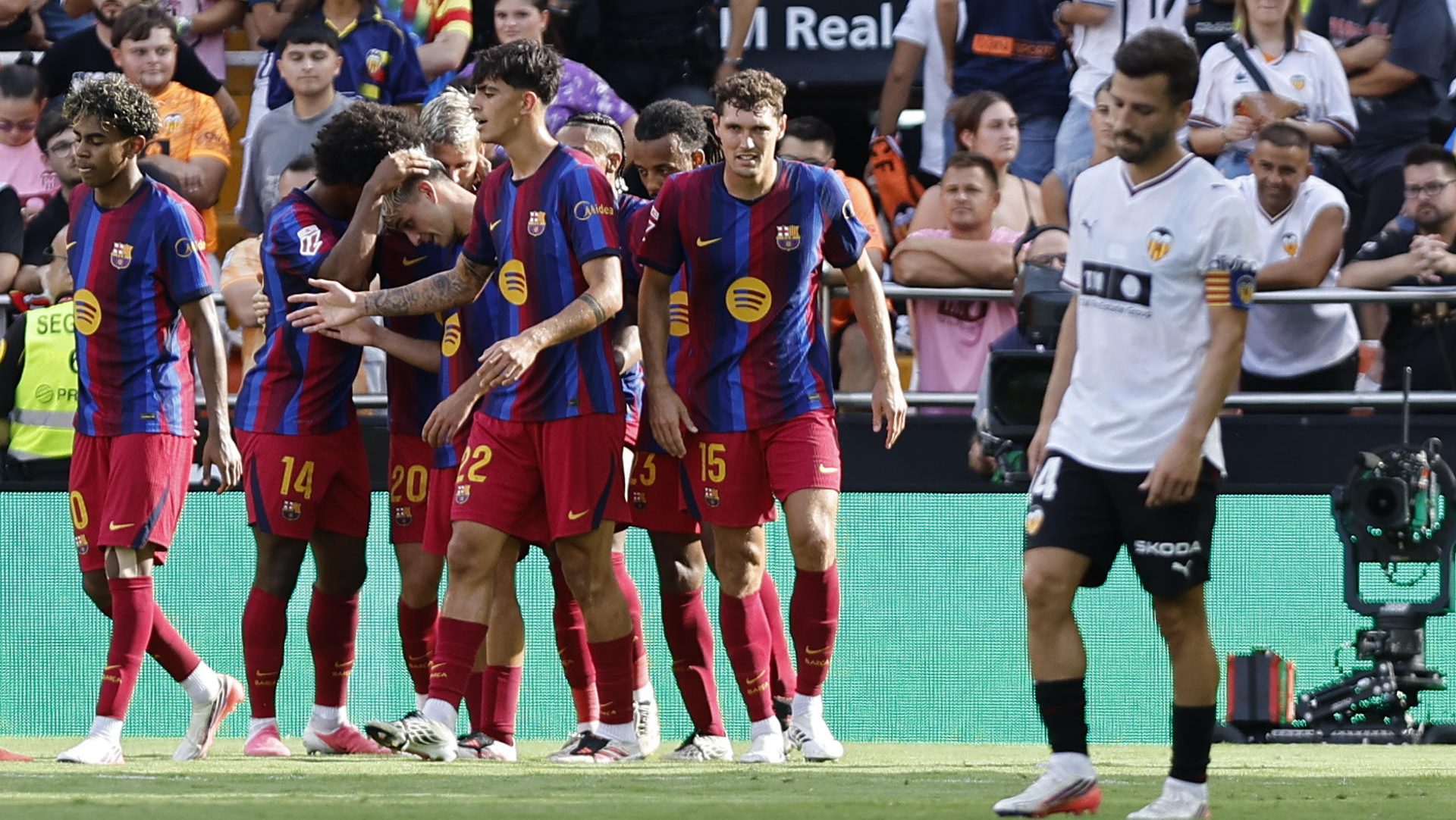 El Barcelona goleó 0-5 al Valencia en Mestalla y se consolida como líder de LaLiga