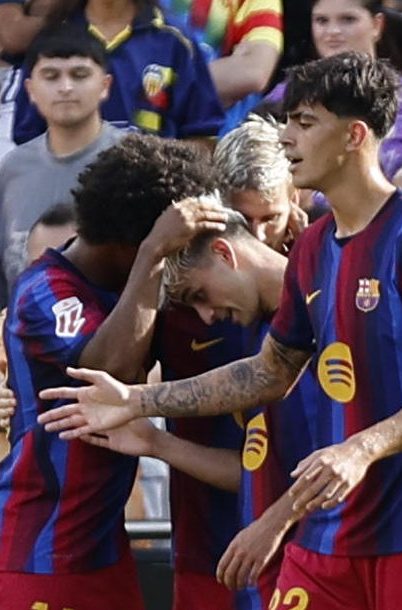 El jugador del Barcelona Pedro González "Pedri", celebra su gol contra el Valencia, durante el partido de la jornada 4 de LaLiga entre Valencia y Barcelona, este domingo en el estadio de Mestalla.