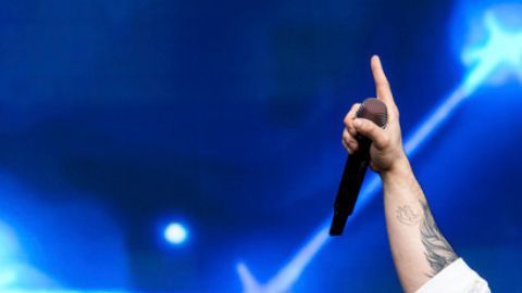 Carín León fue parte del talento musical que acompañó una de las ediciones anteriores de los premios