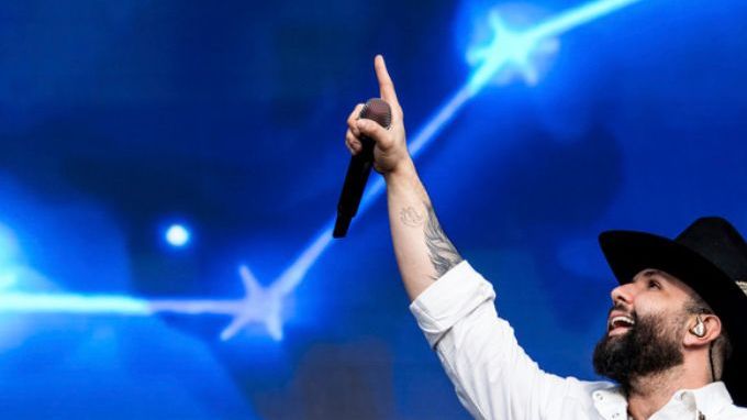 Carín León fue parte del talento musical que acompañó una de las ediciones anteriores de los premios