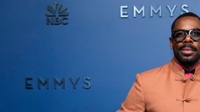 Colman Domingo eligió Valentino para combinar una chaqueta color teja, un fajín fucsia y detalles de flecos negros