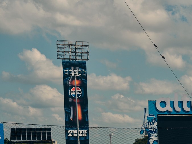 El béisbol está en todas partes en la República Dominicana, desde el Estadio Quisqueya con sus 13,000 asientos en Santo Domingo hasta los campos libres en los pueblos.