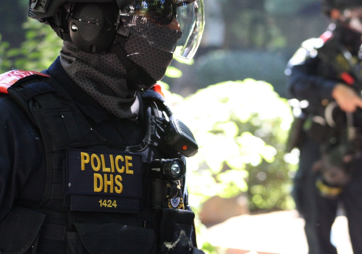 Demócratas piden investigar denuncias sobre funcionarios del DHS que se harían pasar por votantes